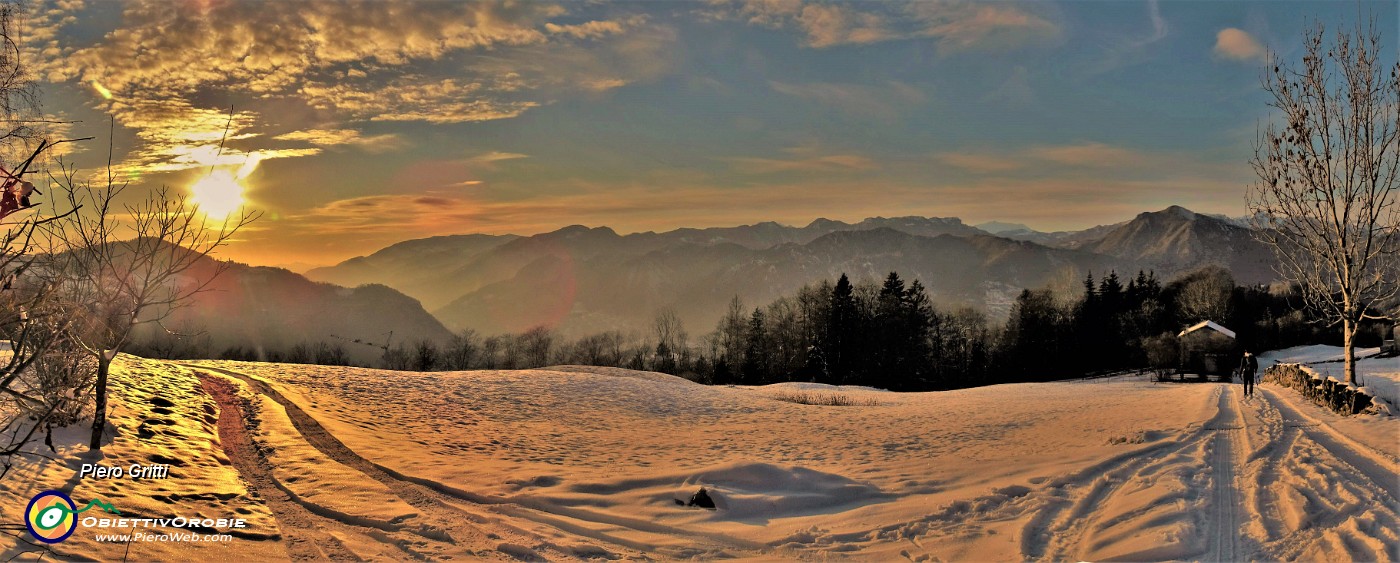 66 Usciti dal bosco alla aperta radura della Stalle Aral belli i colori dell'imminente tramonto.jpg